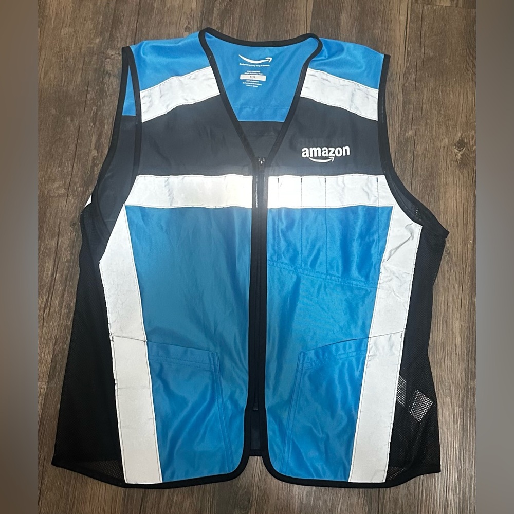 Amazon Luly Yang in Seattle Reflective Vest Blue Size M/L Medium Large